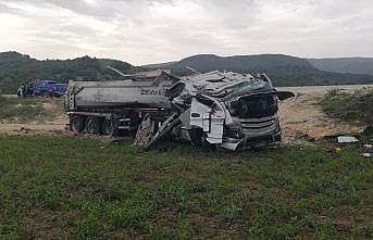 Kastamonu'da devrilen kamyonun sürücüsü yaralandı