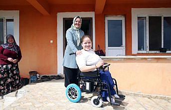 Minik öğrencilerin harçlıklarıyla alınan tekerlekli sandalyeler engellileri mutlu etti