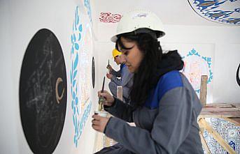 Ordu'da nakkaş çift sırt sırta vererek cami duvarlarını süslüyor