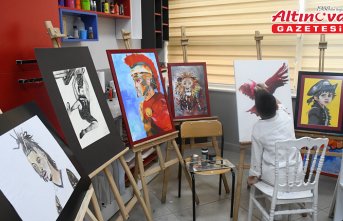 Renkleri ahenkle tuvale yansıtan küçük ressamlar, eserlerini sergilemenin mutluluğunu yaşıyor