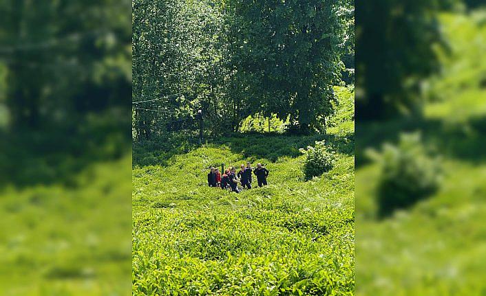 Rize'de çay bahçesinde düşerek mahsur kalan kişiyi ekipler kurtardı