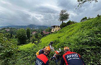 Rize'de çay bahçesinde ot temizlerken yamaçtan düşen kişi yaralandı