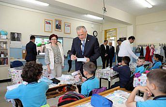 Bafra'da “Tarih Yazan Çocuklar Projesi“ kapsamında öğrencilere kitap dağıtıldı