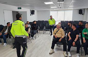 Suluova'da motosikletli kuryelere güvenli motosiklet sürüş eğitimi verildi