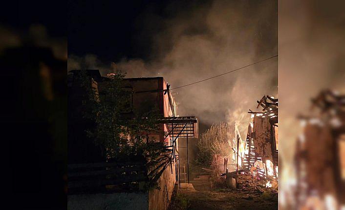 Tokat'ta çıkan yangında 3 ev kullanılamaz hale geldi