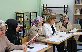 Tokat'ta öğretmenler ve anneler, kütüphanede birlikte kitap okuyor