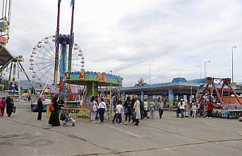 Trabzon'da çocuklar lunaparkta ücretsiz eğlendi