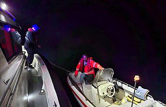 Trabzon'da denizde sürüklenen tekne kurtarıldı