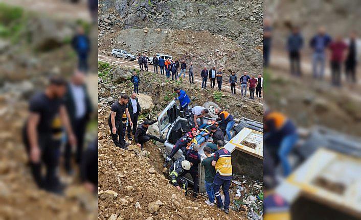 Trabzon'da şarampole devrilen kamyonun sürücüsü yaralandı