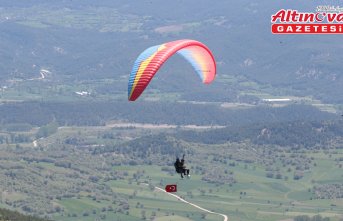 Yamaç paraşütü tutkunları, 19 Mayıs'ı Abant semalarında kutladı