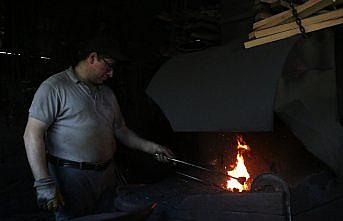 Baba mesleği demirciliği eşinin desteğiyle sürdürüyor