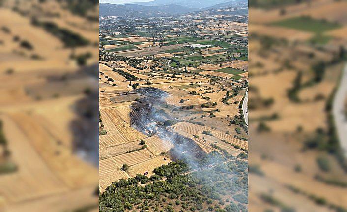 Balıkesir'de arazide çıkan yangına müdahale ediliyor