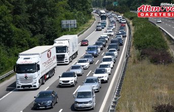 Bayram tatilinden dönen sürücüler, Bolu ve Düzce'de akıcı yoğunluk oluşturuyor