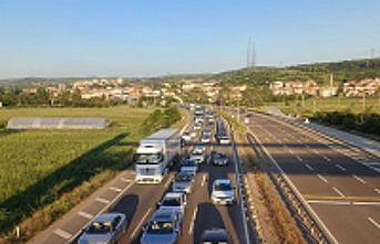 Bayram tatilinden dönenlerin yollarda oluşturduğu yoğunluk sürüyor