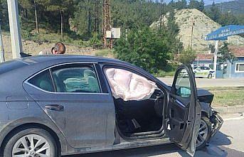 Boyabat'ta iki otomobilin çarpıştığı kazada 2 kişi yaralandı