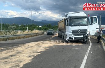 Düzce'de bariyer ve beton bloklara çarpan tırın sürücüsü yara almadan kurtuldu