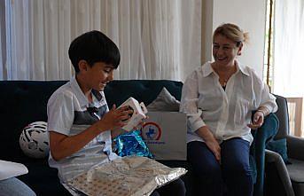 Düzce Belediyesinden mesaideki temizlik personeliyle bayramlaşan çocuğa teşekkür ziyareti