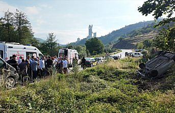 Düzce'de otomobilin ağaçlık alana devrildiği kaza anı güvenlik kamerasında