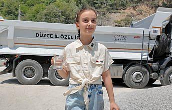 Ellerindeki oyuncak iş makineleriyle operatör babalarına sürpriz yaptılar