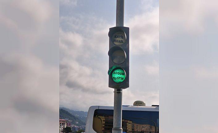 Eynesil'de İsrail trafik ışıklarıyla protesto edildi