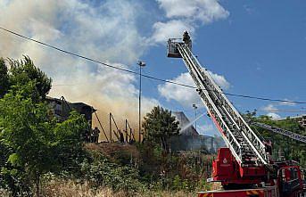 Gaziosmanpaşa'da geri dönüşüm tesisinde çıkan yangına itfaiye müdahalesi