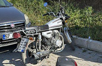 Gerze'de otomobille çarpışan motosikletin sürücüsü yaralandı