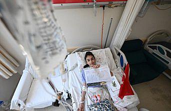 Gönüllü gençler tedavi gören çocuklara hastanede karne sevinci yaşattı