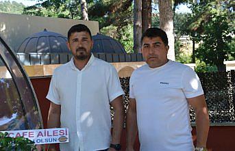 İş yeri açılışı için gönderilen çiçekleri ihtiyaç sahibi çocuklar yararına sattılar