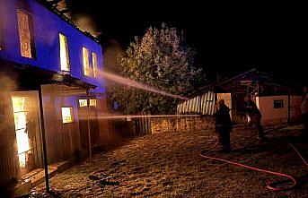 Karabük'te çıkan yangında 2 katlı ev kullanılamaz hale geldi