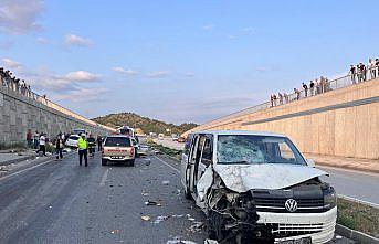 Kastamonu'da üç aracın karıştığı trafik kazasında 9 kişi yaralandı
