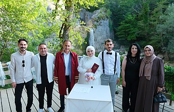 Kastamonulu çift, nikahını Ilıca Şelalesi'nde kıydırdı