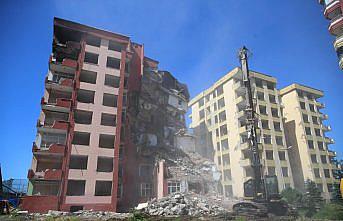 Rize'de riskli olduğu gerekçesiyle tahliye edilen iki binanın yıkımına başlandı