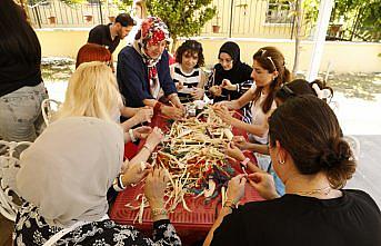 Samsun Kültür Yolu Festivali'nde katılımcılar el sanatlarını deneyimliyor