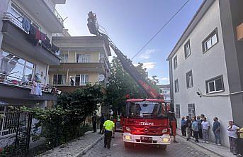 Samsun'da bir binada çıkan yangında 4 kişi dumandan etkilendi