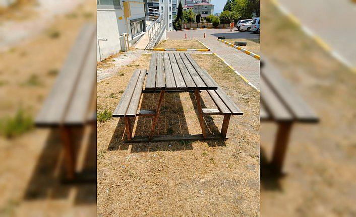 Samsun'da bir sitenin bahçesinden piknik masası çalan şüpheli yakalandı