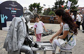 Samsun'da “canlı heykel“ performans sanatı sergileniyor