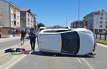 Bafra'da devrilen otomobildeki 2 kişi yaralandı
