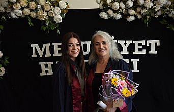 Samsun'da üniversiteyi birlikte okuyan anne kız diplomalarını aldı