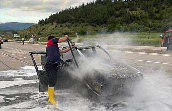 Sinop'ta seyir halindeki otomobil yandı