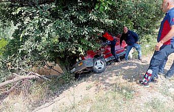 Tokat'ta ağaca çarpan otomobildeki 3 kişi yaralandı