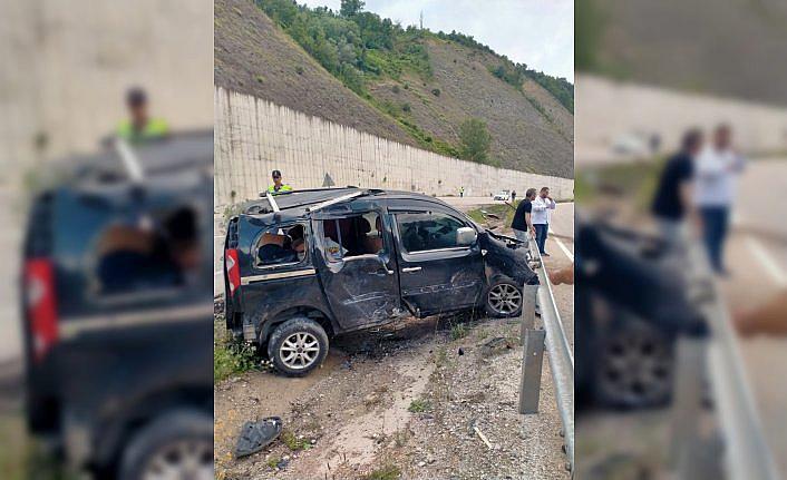 Tokat'ta bariyerlere çarpan hafif ticari araçtaki 4 kişi yaralandı