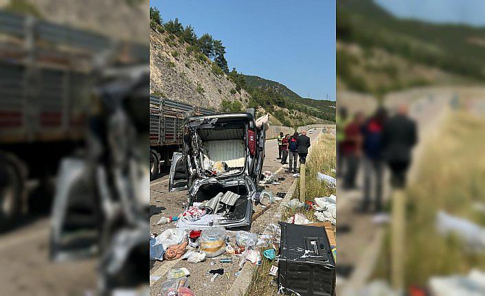 Tokat'ta devrilen hafif ticari araçtaki 5 kişi yaralandı