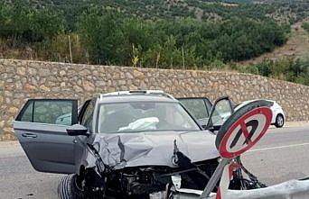 Tokat'ta otomobilin bariyerlere çarpması sonucu 8 kişi yaralandı