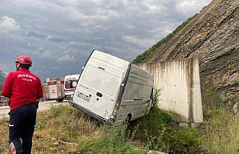 Tokat’ta şarampole devrilen minibüsteki 2 kişi yaralandı