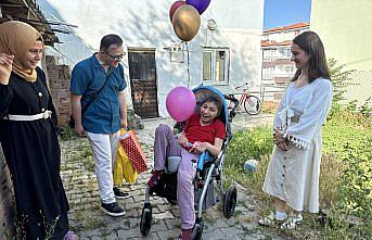 Üniversite öğrencisinden engelli çocuğa puset desteği