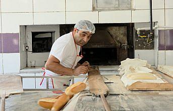 Amasya'da fırıncılar sıcak havada zorlu mesai yapıyor