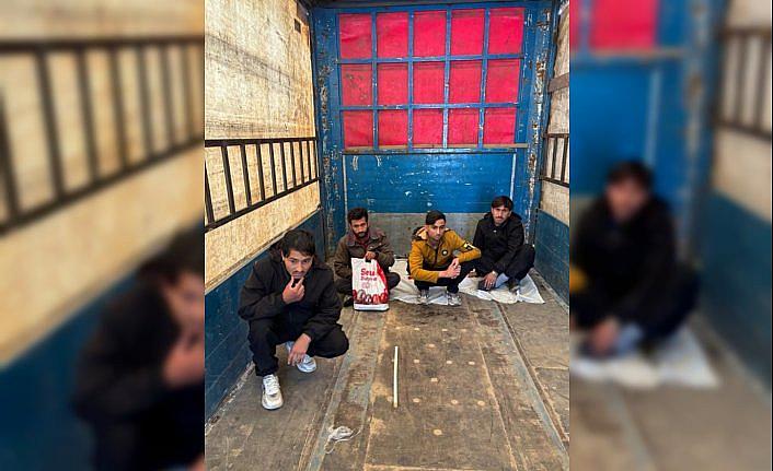 Amasya'da tırın dorsesinde 4 düzensiz göçmen yakalandı
