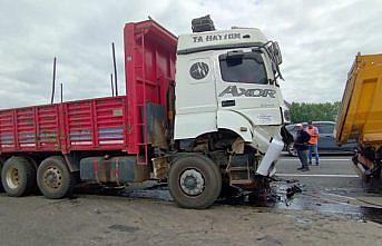 Anadolu Otoyolu'nda çarpışan iki kamyonun sürücüsü yaralandı