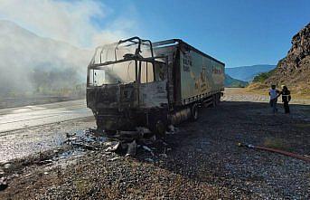 Artvin'de seyir halindeki tır yandı