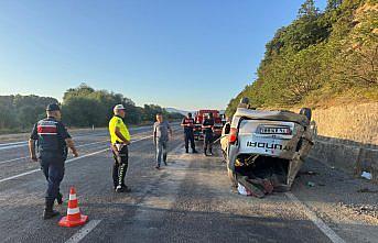 Bartın'da bariyere çarparak ters dönen aracın sürücüsü ağır yaralandı